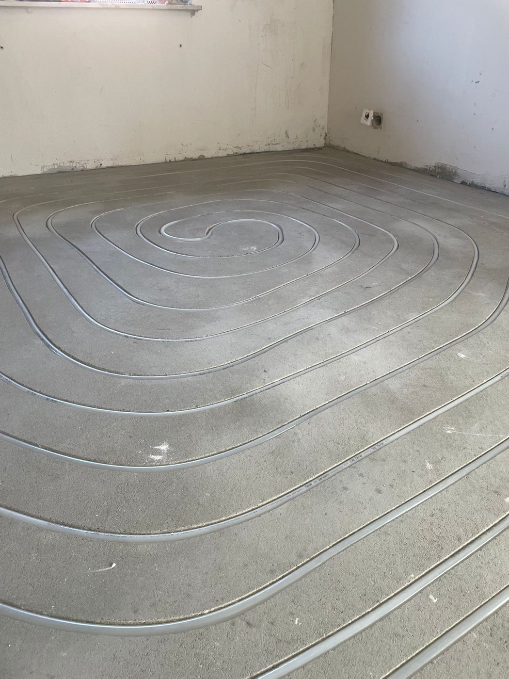 Spiralförmig verlegte Heizrohre in den gefrästen Estrich